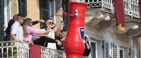 Οι Μπότηδες προκάλεσαν «σεισμό» στην Κέρκυρα-Πλήθος κόσμου παρακολούθησε το πασχαλινό έθιμο