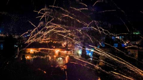 ΒΙΝΤΕΟ: Μαγευτικές εικόνες στον Βροντάδο της Χίου, ο ρουκετοπόλεμος εντυπωσίασε ντόπιους και τουρίστες, δείτε βίντεο