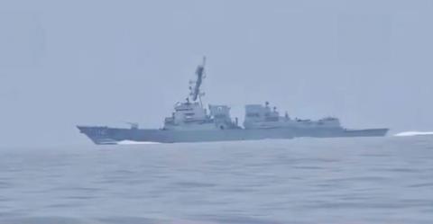 ΒΙΝΤΕΟ: «Αλλάξτε πορεία, αλλιώς θα γίνετε στόχος-Η στιγμή που ιρανικό σκάφος απειλεί αμερικανικό αντιτορπιλικό στα Στενά του Ορμούζ