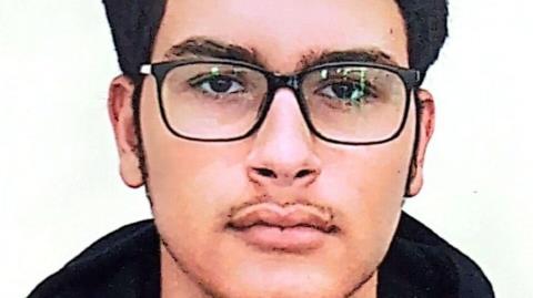 &Chi;ά&theta;&eta;&kappa;&alpha;&nu; &tau;&alpha; ί&chi;&nu;&eta; 16&chi;&rho;&omicron;&nu;&omicron;&upsilon; &alpha;&pi;ό &tau;&omicron;&nu; &chi;ώ&rho;&omicron; &delta;&iota;&alpha;&mu;&omicron;&nu;ή&sigmaf; &tau;&omicron;&upsilon; &sigma;&tau;&alpha; &Lambda;&alpha;&tau;&sigma;&iota;ά (pic)