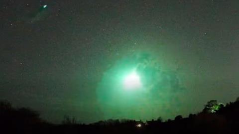 ΒΙΝΤΕΟ: Άγνωστης προέλευσης πυρόσφαιρα στον ουρανό της Βρετανίας έκανε τη νύχτα μέρα