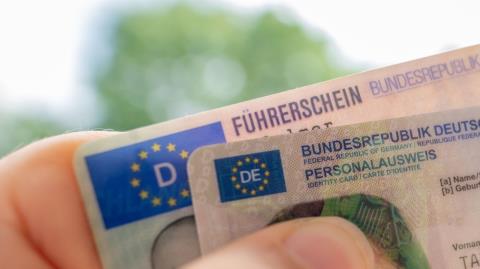 Μεταμφιέσεις με περούκες και εργαλεία κατασκόπων-Πώς δρούσε κύκλωμα απάτης για εξετάσεις οδήγησης στη Γερμανία
