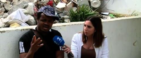 BINTEO: &Sigma;&upsilon;&gamma;&kappa;&lambda;&omicron;&nu;ί&zeta;&epsilon;&iota; &epsilon;&pi;&iota;&zeta;ώ&nu;&tau;&alpha;&sigmaf; &tau;&eta;&sigmaf; &tau;&rho;&alpha;&gamma;&omega;&delta;ί&alpha;&sigmaf; &sigma;&tau;&eta; &Gamma;&epsilon;&rho;&mu;&alpha;&sigma;ό&gamma;&epsilon;&iota;&alpha;, &alpha;&gamma;&nu;&omicron;&epsilon;ί &tau;&eta;&nu; &tau;ύ&chi;&eta; &phi;ί&lambda;&omicron;&upsilon; &tau;&omicron;&upsilon;-&laquo;Ό&lambda;&alpha; ή&tau;&alpha;&nu; &sigma;&kappa;&omicron;&tau;&epsilon;&iota;&nu;ά, &phi;ώ&nu;&alpha;&zeta;&alpha; Jesus, Jesus&raquo;