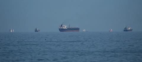 Ο «διπλός στραγγαλισμός» με τα Στενά Ορμούζ, η κρισιμότητα των διαπραγματεύσεων και οι εσωτερικές πιέσεις για Τραμπ