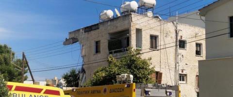 Ρίχνουν όλοι το μπαλάκι της ευθύνης στους ιδιοκτήτες για την κατάρρευση της πολυκατοικίας-Αποφάσεις για μέτρα στη σύσκεψη με Ιωάννου