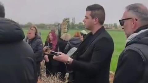 ΒΙΝΤΕΟ: «Σαν πληγωμένο αετόπουλο στο χώμα»-Το συγκλονιστικό αντίο με μπουζούκι στην κηδεία του Στέφανου Μπορμπόκη