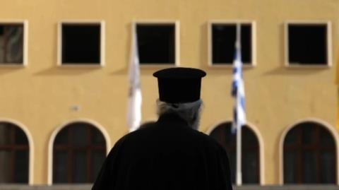 Συνελήφθη ιερέας στο Ηράκλειο Κρήτης το Μεγάλο Σάββατο-Καταγγελία για κλοπές από την πρώην σύζυγο, εντοπίστηκαν κροτίδες και μαχαίρια