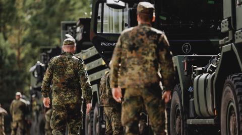 Wall Street Journal: Οι Ευρωπαίοι ετοιμάζουν εναλλακτικό σχέδιο αν ο Τραμπ βγάλει τις ΗΠΑ από το ΝΑΤΟ, ο ρόλος της Γερμανίας