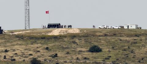 Παραβίασε τη Νεκρή Ζώνη ο κατοχικός στρατός, κατέβασε 15 άρματα μάχης-Τοποθέτησαν τουρκική σημαία (pics)