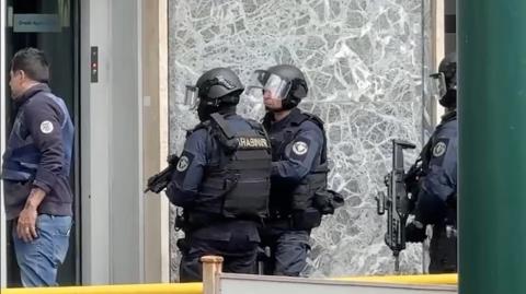 &Beta;&Iota;&Nu;&Tau;&Epsilon;&Omicron;: &Kappa;&iota;&nu;&eta;&mu;&alpha;&tau;&omicron;&gamma;&rho;&alpha;&phi;&iota;&kappa;ή &lambda;&eta;&sigma;&tau;&epsilon;ί&alpha; &sigma;&epsilon; &tau;&rho;ά&pi;&epsilon;&zeta;&alpha; &sigma;&tau;&eta; &Nu;ά&pi;&omicron;&lambda;&eta;-&Omicron;&iota; &delta;&rho;ά&sigma;&tau;&epsilon;&sigmaf; &phi;&omicron;&rho;&omicron;ύ&sigma;&alpha;&nu; &mu;ά&sigma;&kappa;&epsilon;&sigmaf; &gamma;&nu;&omega;&sigma;&tau;ώ&nu; &eta;&theta;&omicron;&pi;&omicron;&iota;ώ&nu;, ά&delta;&epsilon;&iota;&alpha;&sigma;&alpha;&nu; &tau;&iota;&sigmaf; &theta;&upsilon;&rho;ί&delta;&epsilon;&sigmaf; &kappa;&alpha;&iota; έ&phi;&upsilon;&gamma;&alpha;&nu; &alpha;&pi;ό &tau;&omicron;ύ