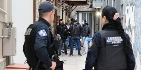 Την καταδίωκε και έπεσε ή την έσπρωξε από το παράθυρο-Τι εξετάζουν για την 30χρονη νεκρή στο κέντρο της Αθήνας