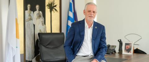 &Alpha;&pi;&omicron;&rho;&rho;ί&pi;&tau;&epsilon;&iota; &tau;&alpha; &pi;&epsilon;&rho;ί &pi;&alpha;&rho;έ&mu;&beta;&alpha;&sigma;&eta;&sigmaf; &Chi;&rho;&iota;&sigma;&tau;&omicron;&delta;&omicron;ύ&lambda;&omicron;&upsilon; &gamma;&iota;&alpha; &pi;&rho;ό&sigma;&lambda;&eta;&psi;&eta; &Mu;&omicron;&rho;&phi;ά&kappa;&eta; &sigma;&tau;&eta;&nu; &Epsilon;&Delta;&Epsilon;&Kappa; &omicron; &Sigma;&iota;&zeta;ό&pi;&omicron;&upsilon;&lambda;&omicron;&sigmaf;-&laquo;&Kappa;&alpha;&mu;&iota;ά &sigma;&chi;έ&sigma;&eta; &mu;&epsilon; &tau;&omicron;&nu; &Mu;&alpha;&kappa;ά&rho;&iota;&omicron;, &delta;&epsilon;&nu; &xi;έ&rho;&omega; &tau;&eta;&nu; &Sigma;ά&nu;&tau;&eta;&raquo;