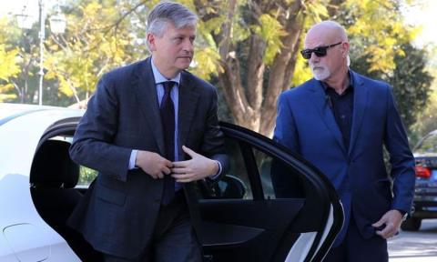 &Sigma;&tau;&eta;&nu; &Kappa;ύ&pi;&rho;&omicron; &gamma;&iota;&alpha; &epsilon;&pi;&alpha;&phi;έ&sigmaf; &omicron; &Lambda;&alpha;&kappa;&rho;&omicron;&upsilon;ά &mu;&epsilon; &epsilon;&pi;ί&kappa;&epsilon;&nu;&tau;&rho;&omicron; &tau;&eta;&nu; &Omicron;&Upsilon;&Nu;&Phi;&Iota;&Kappa;&Upsilon;&Pi;