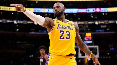 ΛεΜπρόν Τζέιμς και Λουκ Κέναρντ καθάρισαν για τους Λέικερς και έκαναν το 1-0 απέναντι στους Ρόκετς