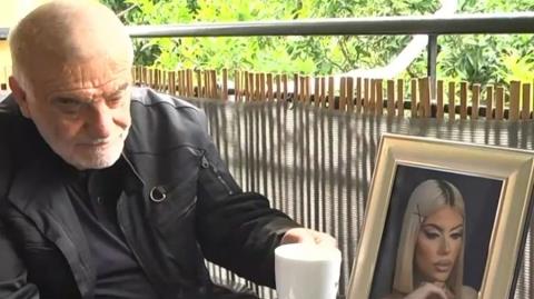 Συγκλονισμένος ο πατέρας της Μυρτώς μετά το τρισάγιο στην Κεφαλονιά-«Τη συμβούλευα, την καμάρωνα, δεν μπορώ να το αντέξω»