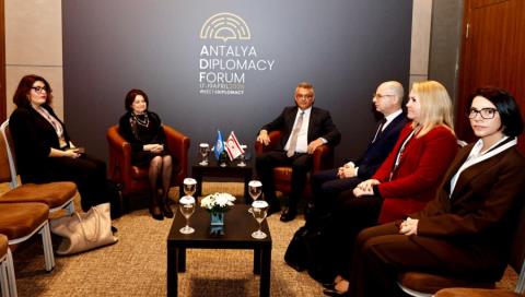 &Sigma;&upsilon;&nu;&epsilon;&chi;ί&zeta;&omicron;&nu;&tau;&alpha;&iota; &omicron;&iota; &alpha;&nu;&tau;&iota;&delta;&rho;ά&sigma;&epsilon;&iota;&sigmaf; &gamma;&iota;&alpha; &tau;&eta;&nu; &phi;&omega;&tau;&omicron;&gamma;&rho;ά&phi;&eta;&sigma;&eta; &Nu;&tau;&iota; &Kappa;ά&rho;&lambda;&omicron; &mu;&pi;&rho;&omicron;&sigma;&tau;ά &sigma;&tau;&eta; &sigma;&eta;&mu;&alpha;ί&alpha; &tau;&omicron;&upsilon; &psi;&epsilon;&upsilon;&delta;&omicron;&kappa;&rho;ά&tau;&omicron;&upsilon;&sigmaf;-&Kappa;&alpha;&tau;&alpha;&delta;&iota;&kappa;ά&zeta;&omicron;&upsilon;&nu; &tau;&alpha; &kappa;ό&mu;&mu;&alpha;&tau;&alpha;