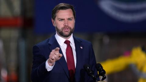 Ο Βανς θα ταξιδέψει στο Πακιστάν για τις συνομιλίες με το Ιράν, η Τεχεράνη κρατά κλειστά τα χαρτιά της