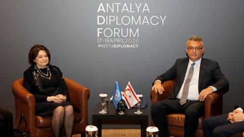 Η τοποθέτηση ΟΗΕ για τη φωτογραφία Ντι Κάρλο με Ερχιουρμάν μπροστά στη σημαία του ψευδοκράτους-«Δεν σηματοδοτεί καμία αλλαγή στο Κυπριακό»