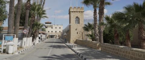 &Pi;έ&nu;&tau;&epsilon; &mu;ή&nu;&epsilon;&sigmaf; &mu;&epsilon;&tau;ά &tau;&eta; &delta;&iota;&alpha;&rho;&rho;&omicron;ή &epsilon;&rho;&omega;&tau;&iota;&kappa;ώ&nu; SMS &sigma;&tau;&epsilon;&lambda;έ&chi;&omicron;&upsilon;&sigmaf; &tau;&omega;&nu; &Phi;&upsilon;&lambda;&alpha;&kappa;ώ&nu; &mu;&epsilon; &theta;&epsilon;&rho;&alpha;&pi;&epsilon;&upsilon;ό&mu;&epsilon;&nu;&omicron; &sigma;&epsilon; &Kappa;έ&nu;&tau;&rho;&omicron; &Alpha;&pi;&epsilon;&xi;ά&rho;&tau;&eta;&sigma;&eta;&sigmaf;: &laquo;&Delta;&epsilon;&nu; &upsilon;&pi;ά&rho;&chi;&epsilon;&iota; &kappa;ά&tau;&iota; &pi;&rho;&omicron;&sigmaf; &alpha;&nu;&alpha;&phi;&omicron;