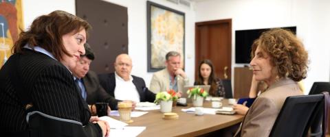 &Upsilon;&Pi;&Alpha;&Nu;: &Alpha;&pi;&alpha;&rho;&alpha;ί&tau;&eta;&tau;&eta; &eta; &epsilon;&nu;&epsilon;&rho;&gamma;ό&sigmaf; &mu;&alpha;&theta;&eta;&tau;&iota;&kappa;ή &sigma;&upsilon;&mu;&mu;&epsilon;&tau;&omicron;&chi;ή &sigma;&tau;&eta; &delta;&iota;&alpha;&mu;ό&rho;&phi;&omega;&sigma;&eta; &tau;&eta;&sigmaf; &epsilon;&kappa;&pi;&alpha;&iota;&delta;&epsilon;&upsilon;&tau;&iota;&kappa;ή&sigmaf; &pi;&omicron;&lambda;&iota;&tau;&iota;&kappa;ή&sigmaf;