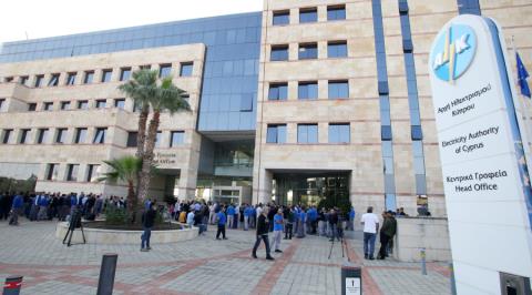 Κατέβασαν ρολά οι υπάλληλοι της ΑΗΚ, άρχισε η εικοσιτετράωρη απεργία-Δεν αποκλείουν κλιμάκωση των μέτρων