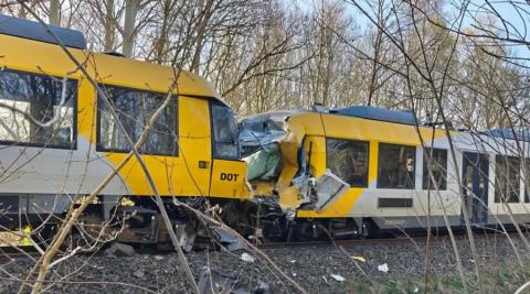 Μετωπική σύγκρουση δύο τρένων τη Σανία-Πληροφορίες για πολλούς τραυματίες