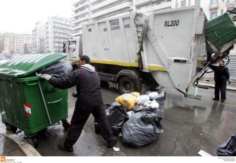 ΒΙΝΤΕΟ: Η στιγμή που υπάλληλοι του Δήμου Θεσσαλονίκης συνειδητοποιούν ότι άστεγος έπεσε μέσα στο απορριμματοφόρο