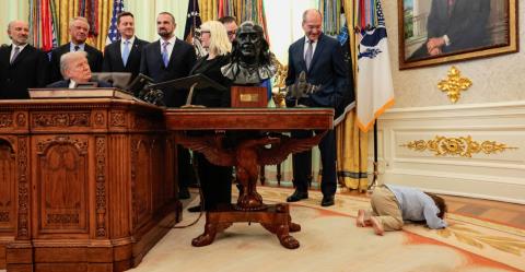 ΒΙΝΤΕΟ: Δίχρονος έκλεψε τις εντυπώσεις στο Οβάλ Γραφείο-Ο Τραμπ μιλούσε και ο μικρός είχε ξαπλώσει στο χαλί