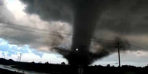 ΒΙΝΤΕΟ: Τεράστιος ανεμοστρόβιλος σαρώνει την Οκλαχόμα-Χτυπούσε το έδαφος επί τριάντα λεπτά