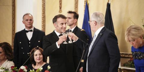 «Ελλάς-Γαλλία-Συμμαχία» είπε στα ελληνικά ο Μακρόν, «η Γαλλία σας αγαπά»-Oι ομιλίες και εικόνες από το δείπνο