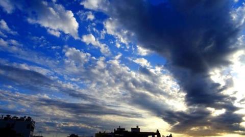 Επιστρέφει η σκόνη, νεφώσεις, βροχές και καταιγίδες στο μενού του καιρού-Στους 28 βαθμούς Κελσίου η θερμοκρασία