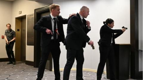 ΒΙΝΤΕΟ: Συναγερμός στις ΗΠΑ, πυροβολισμοί σε δείπνο που ήταν ο Τραμπ-«Ένοπλος επιχείρησε να εισβάλει, τον εξουδετέρωσε η Μυστική Υπηρεσία»