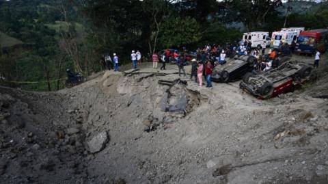 ΒΙΝΤΕΟ: Τουλάχιστον 14 νεκροί σε βομβιστική επίθεση στην Κολομβία, από την ισχυρή έκρηξη άνοιξε κρατήρας στον δρόμο