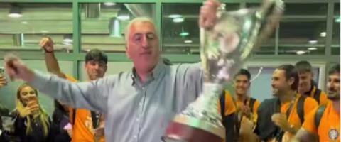 ΒΙΝΤΕΟ: Στον... έβδομο ουρανό ο Μπούσης-Χόρεψε «Νύχτα ξελογιάστρα» στο αεροδρόμιο με το Κύπελλο