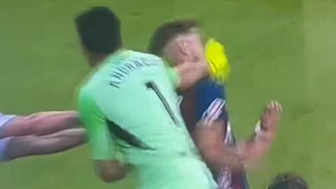 BINTEO: Φοβερά επεισόδια στο Ουέσκα-Σαραγόσα, o γκολκίπερ Αντράδα έριξε μπουνιά σε αντίπαλο μετά την αποβολή του