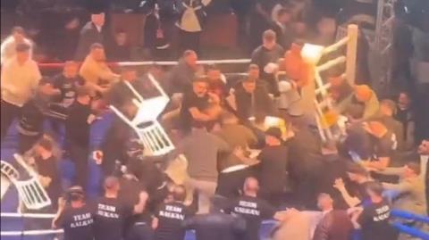 ΒΙΝΤΕΟ: Χάος σε αγώνα πυγμαχίας στην Τραπεζούντα-Τούρκος μποξέρ βγήκε νοκ-άουτ από Ρώσο και ακολούθησε συμπλοκή στο ρινγκ