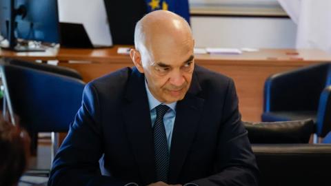 &Alpha;. &Beta;&alpha;&phi;&epsilon;ά&delta;&eta;&sigmaf;: &Delta;&epsilon;&nu; &beta;&iota;ώ&nu;&omicron;&upsilon;&mu;&epsilon; &sigma;&tau;&eta;&nu; &Kappa;ύ&pi;&rho;&omicron; έ&lambda;&lambda;&epsilon;&iota;&psi;&eta; &kappa;&alpha;&upsilon;&sigma;ί&mu;&omega;&nu;, &pi;&alpha;&rho;&alpha;&kappa;&omicron;&lambda;&omicron;&upsilon;&theta;&omicron;ύ&mu;&epsilon; &tau;&eta;&nu; &kappa;&alpha;&tau;ά&sigma;&tau;&alpha;&sigma;&eta;