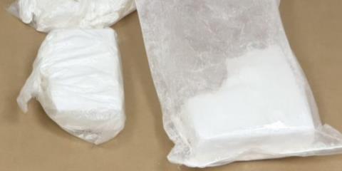 Χειροπέδες σε τέσσερα πρόσωπα, η μια 18χρονη-Εντοπίστηκε στην κατοχή τους κοκαΐνη και κάνναβης και πάνω από 3.000 ευρώ