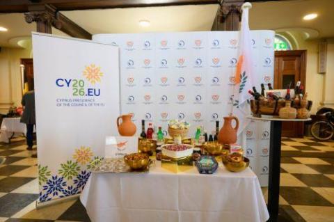 &Sigma;&upsilon;&mu;&mu;&epsilon;&tau;&omicron;&chi;ή &Kappa;ύ&pi;&rho;&omicron;&upsilon; &mu;&epsilon; &pi;&omicron;&iota;&kappa;&iota;&lambda;ί&alpha; &pi;&alpha;&rho;&alpha;&delta;&omicron;&sigma;&iota;&alpha;&kappa;ώ&nu; &pi;&rho;&omicron;ϊό&nu;&tau;&omega;&nu; &sigma;&epsilon; &epsilon;&kappa;&delta;ή&lambda;&omega;&sigma;&eta; &sigma;&tau;&omicron; &Lambda;&omicron;&nu;&delta;ί&nu;&omicron;