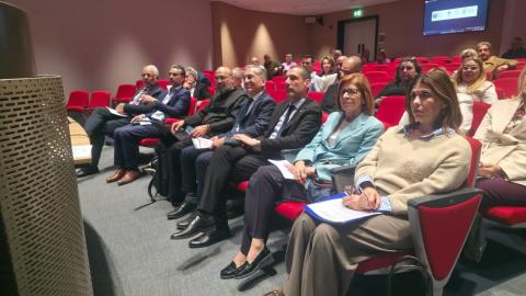 &Kappa;. &Phi;&epsilon;&lambda;&lambda;ά&sigmaf;: &Epsilon;&pi;&alpha;&nu;&alpha;&pi;&rho;&omicron;&sigma;&delta;&iota;&omicron;&rho;ί&zeta;&omicron;&nu;&tau;&alpha;&sigmaf; &tau;&eta;&nu; &Iota;&alpha;&tau;&rho;&iota;&kappa;ή &omega;&sigmaf; &Pi;&rho;&omicron;&sigma;&omega;&pi;&omicron;&kappa;&epsilon;&nu;&tau;&rho;&iota;&kappa;ή &Pi;&rho;ά&xi;&eta;