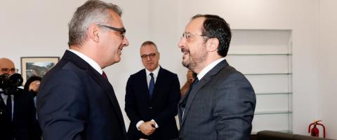 &laquo;&Gamma;ύ&rho;&iota;&sigma;&epsilon;&raquo; &tau;&omicron;&upsilon; &Epsilon;&rho;&chi;&iota;&omicron;&upsilon;&rho;&mu;ά&nu; &mu;&epsilon; &tau;&iota;&sigmaf; &sigma;&upsilon;&mu;&phi;&omega;&nu;ί&epsilon;&sigmaf; &tau;&eta;&sigmaf; &Kappa;.&Delta;. &kappa;&alpha;&iota; &tau;&omicron;&upsilon; &phi;&tau;&alpha;ί&nu;&epsilon; &omicron;&iota; &pi;ά&nu;&tau;&epsilon;&sigmaf;-&laquo;&Delta;&epsilon;&nu; &pi;&epsilon;&rho;&nu;ά&epsilon;&iota; &mu;έ&rho;&alpha; &chi;&omega;&rho;ί&sigmaf; &nu;&alpha; &alpha;&kappa;&omicron;ύ&sigma;&omicron;&upsilon;&mu;&epsilon; &gamma;&iota;&alpha; &mu;&iota;&alpha; &nu;έ&alpha;&raquo;