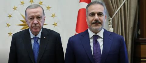 &Alpha;&pi;&alpha;&xi;&iota;&omega;&tau;&iota;&kappa;ό&sigmaf; &Phi;&iota;&nu;&tau;ά&nu; &upsilon;&pi;&omicron;&tau;&iota;&mu;ά &tau;&eta;&nu; &Kappa;&upsilon;&pi;&rho;&iota;&alpha;&kappa;ή &Delta;&eta;&mu;&omicron;&kappa;&rho;&alpha;&tau;ί&alpha; &kappa;&alpha;&iota; &tau;&alpha; &beta;ά&zeta;&epsilon;&iota; &mu;&epsilon; &tau;&eta;&nu; &Epsilon;.&Epsilon;.-&laquo;&Mu;&iota;&alpha; &chi;ώ&rho;&alpha; &mu;&epsilon; &pi;&lambda;&eta;&theta;&upsilon;&sigma;&mu;ό &kappa;ά&tau;&omega; &tau;&omicron;&upsilon; &epsilon;&nu;ό&sigmaf; &epsilon;&kappa;&alpha;&tau;&omicron;&mu;&mu;&upsilon;&rho;ί&omicron;&upsilon;&hellip;&raquo;