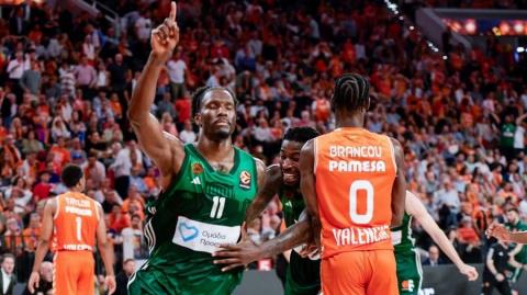 Αγκάλιασαν το Final Four οι αδιανόητοι πράσινοι, με τον εξωγήινος Χέιζ-Ντέιβις να τεράζει τους Ισπανούς στην εκπνοή της παράτασης