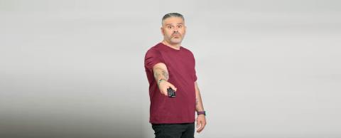 Λούης Πατσαλίδης: «Περνάω κρίση μέσης ηλικίας. Στα 40 έκανα το πρώτο μου τατουάζ και τώρα έχω παντού, έχω 18-19»