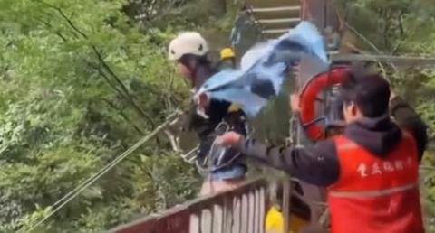 ΒΙΝΤΕΟ: Τραγικός θάνατος για 16χρονη στην Κίνα, δεν την έδεσαν σωστά σε zip line πάνω από καταρράκτη-Φώναζε ότι δεν είναι δεμένο σωστά