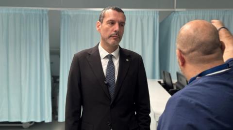 &Nu;. &Chi;&alpha;&rho;&alpha;&lambda;&alpha;&mu;&pi;ί&delta;&eta;&sigmaf;: &Pi;&rho;&omicron;&omega;&theta;&omicron;ύ&mu;&epsilon; &pi;&omicron;&lambda;&iota;&tau;&iota;&kappa;έ&sigmaf; &pi;&omicron;&upsilon; &epsilon;&nu;&theta;&alpha;&rho;&rho;ύ&nu;&omicron;&upsilon;&nu; &tau;&eta;&nu; &upsilon;&gamma;&iota;&epsilon;&iota;&nu;ή &delta;&iota;&alpha;&tau;&rho;&omicron;&phi;ή