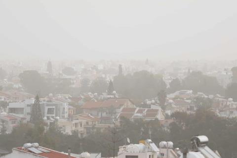 Σκόνη στην ατμόσφαιρα και στους 32 βαθμούς η θερμοκρασία-Στα ίδια επίπεδα και τις επόμενες μέρες