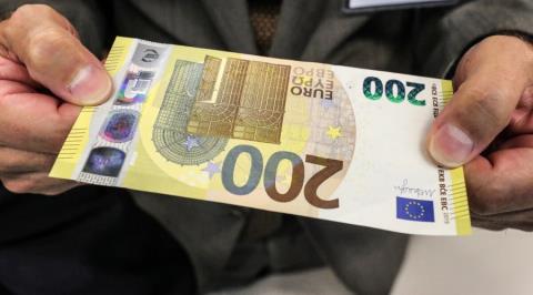 Πιάστηκε 22χρονος σε περίπτερο να προσπαθεί να πληρώσει με πλαστό 200ευρω-Χειροπέδες και σε 19χρονη