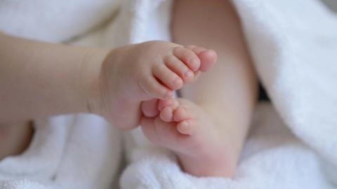 Οι ισχυρισμοί της μητέρας για το βρέφος που έφερε σημάδια κακοποίησης στην Ήλεια-«Έπεσε από το καρότσι»
