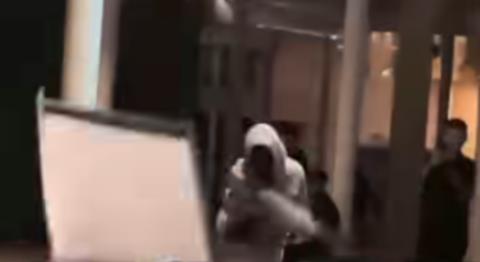 &Beta;ί&nu;&tau;&epsilon;&omicron; &alpha;&pi;ό &tau;&eta; &sigma;&tau;&iota;&gamma;&mu;ή &pi;&omicron;&upsilon; &kappa;&omicron;&upsilon;&kappa;&omicron;&upsilon;&lambda;&omicron;&phi;ό&rho;&omicron;&iota; &mu;&epsilon; &mu;&alpha;&chi;&alpha;ί&rho;&iota;, &xi;ύ&lambda;&alpha; &kappa;&alpha;&iota; &pi;έ&tau;&rho;&epsilon;&sigmaf; &epsilon;&pi;&iota;&tau;έ&theta;&eta;&kappa;&alpha;&nu; &sigma;&epsilon; &delta;&iota;&alpha;&nu;&omicron;&mu;&epsilon;ί&sigmaf; &phi;&alpha;&gamma;&eta;&tau;&omicron;ύ &sigma;&tau;&eta;&nu; &Pi;ά&phi;&omicron;-&Sigma;&tau;&omicron; &nu;&omicron;&sigma;&omicron;&kappa;&omicron;&mu;&epsilon;ί&omicron; 22&chi;&rho;&omicron;&nu;